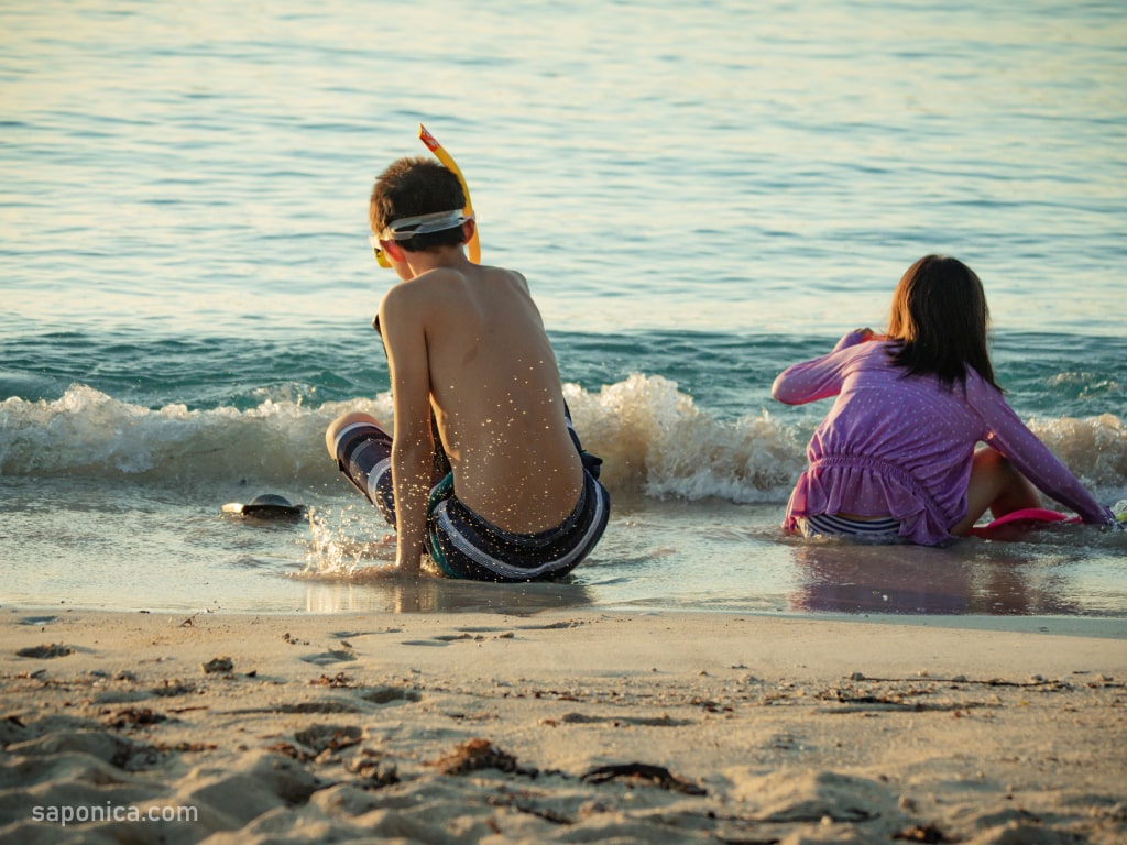 グリーン島の浜辺で遊ぶ子供たち