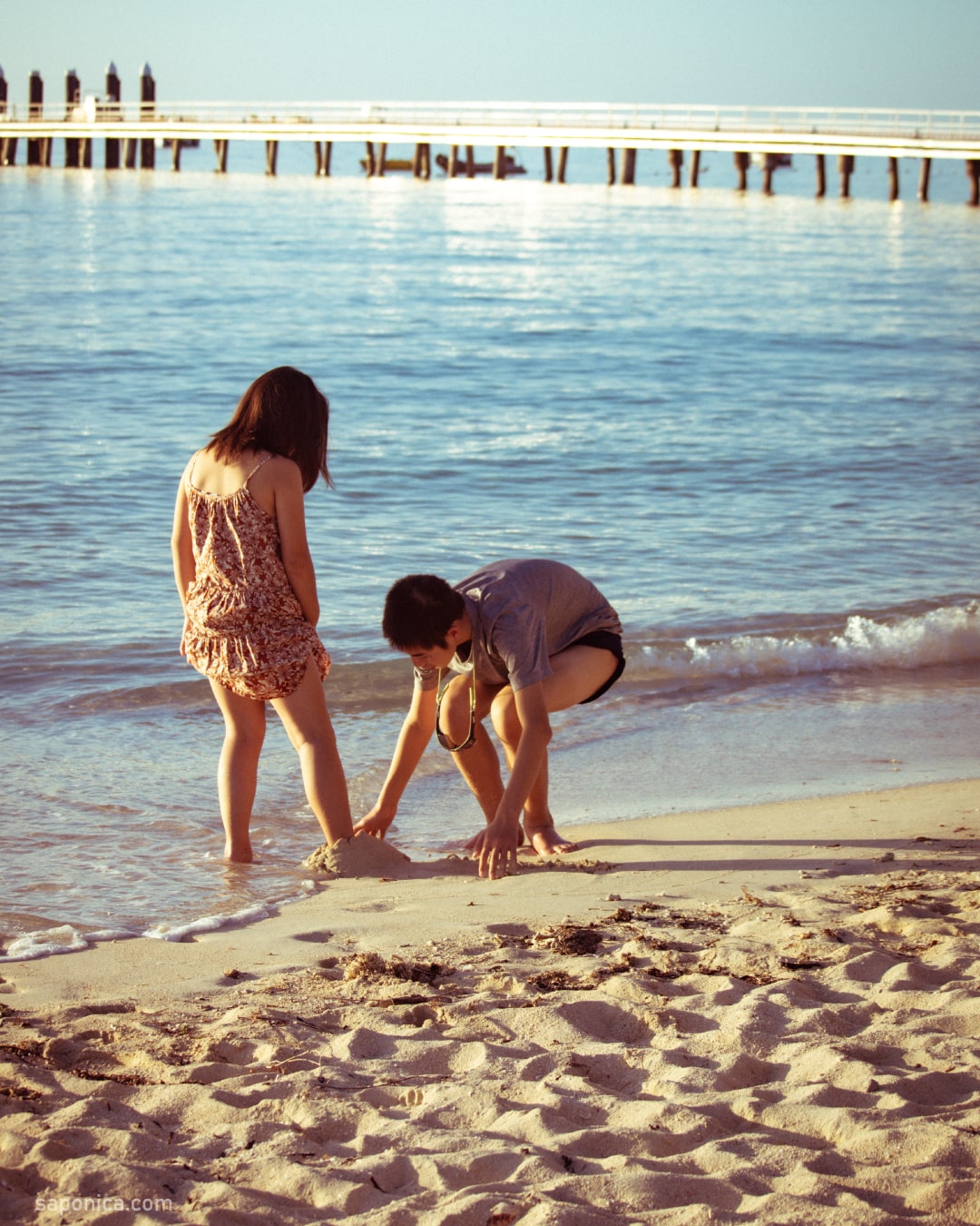 浜辺で遊ぶ子供たち レトロ調