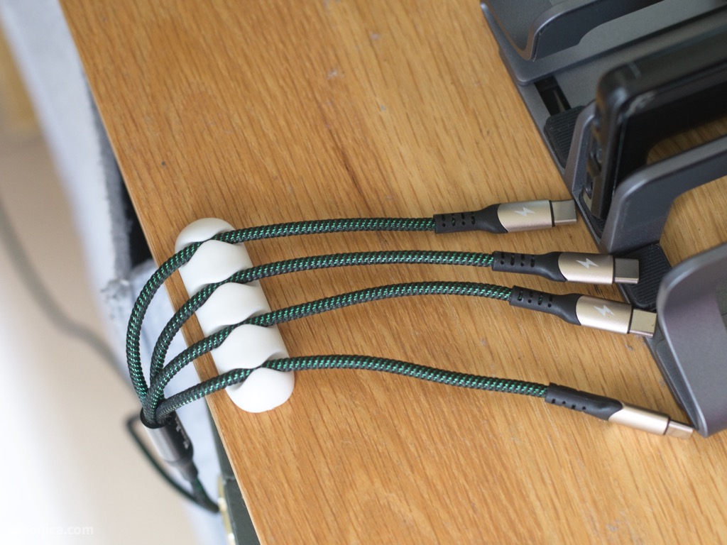 ダイソーのケーブルホルダー