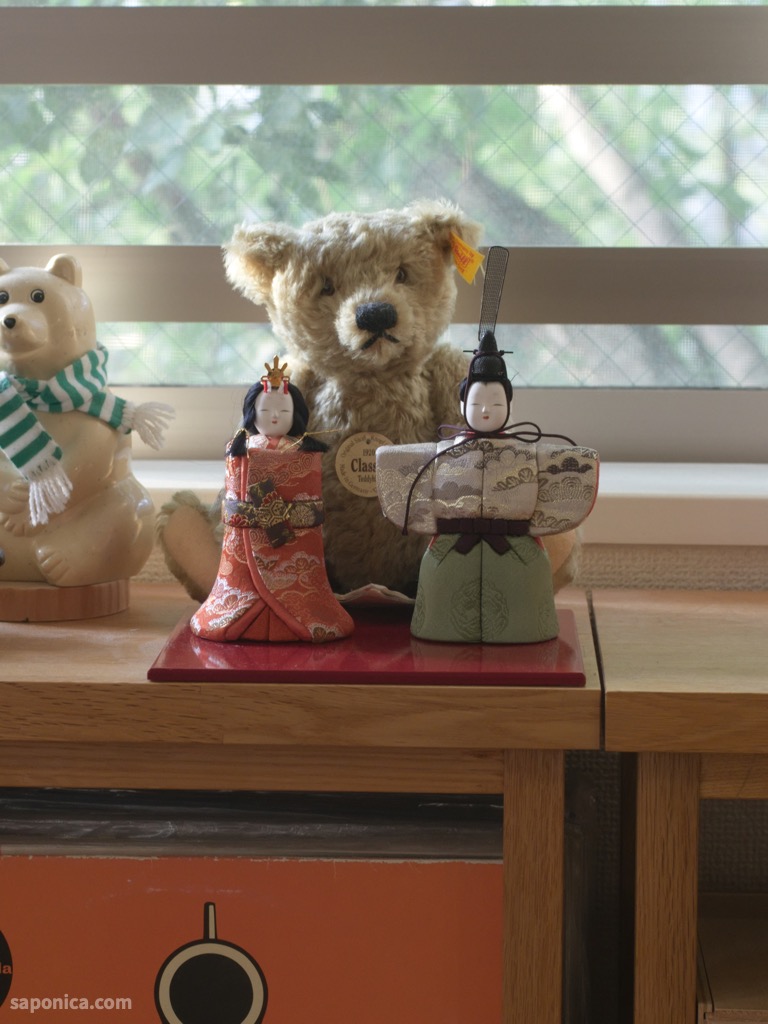 雛人形、背後にクマ